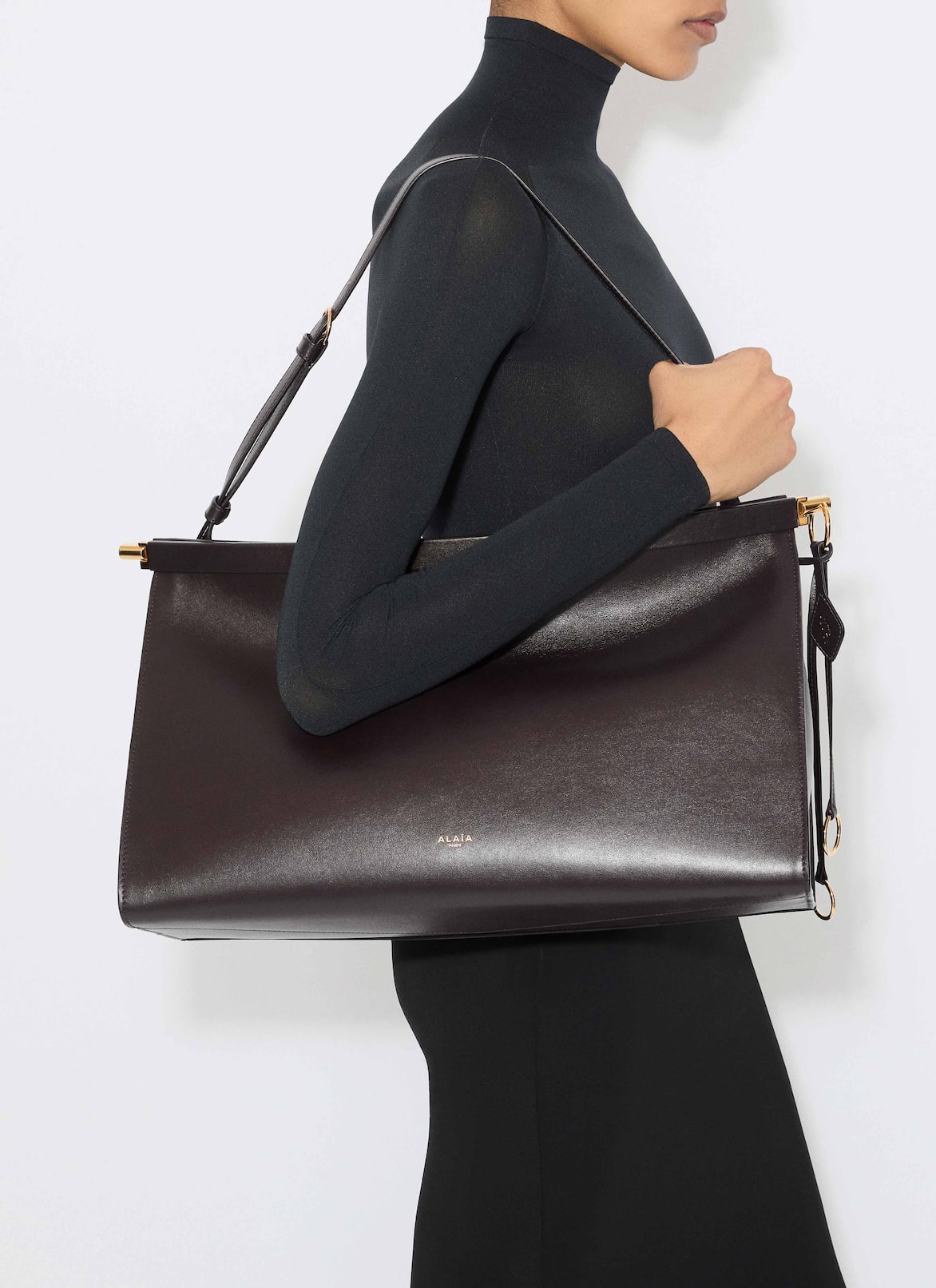 LE CLICK EAST WEST LARGE BAG IN LEATHER ALAÏA DARK BROWN LE CLICK EAST WEST LARGE BAG IN LEATHER
